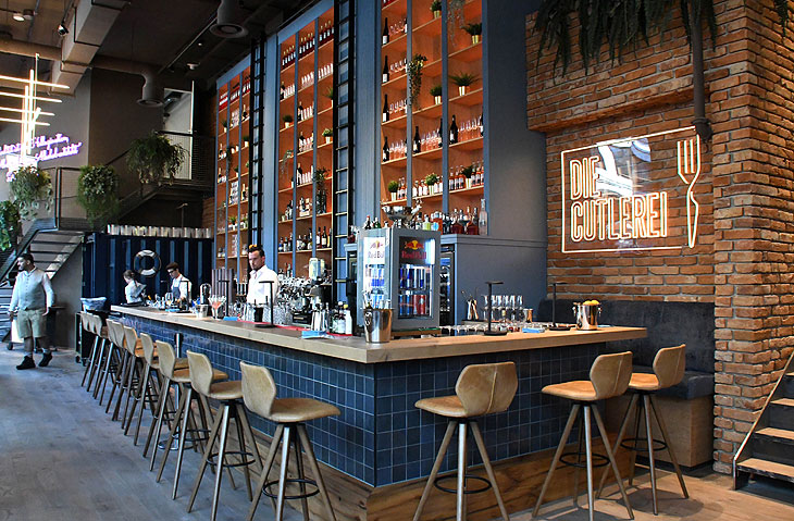 7 m hohe Bar in der "Die Cutlerei" in der Macherei in Berg am Laim  (&copy;Foto: Ingrid Grossmann)